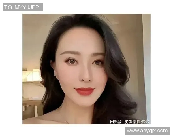 足球明星女友吉吉的魅力生活揭秘与甜蜜爱情故事分享